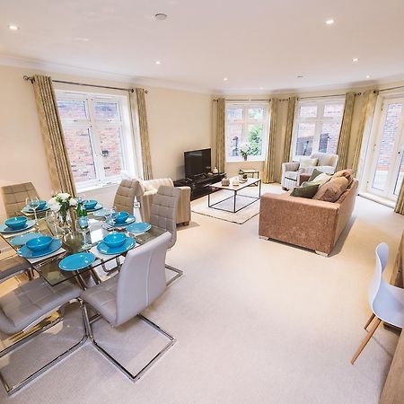 Charming Two Bedroom Apartment With Free Private Parking Leatherhead Exterior photo