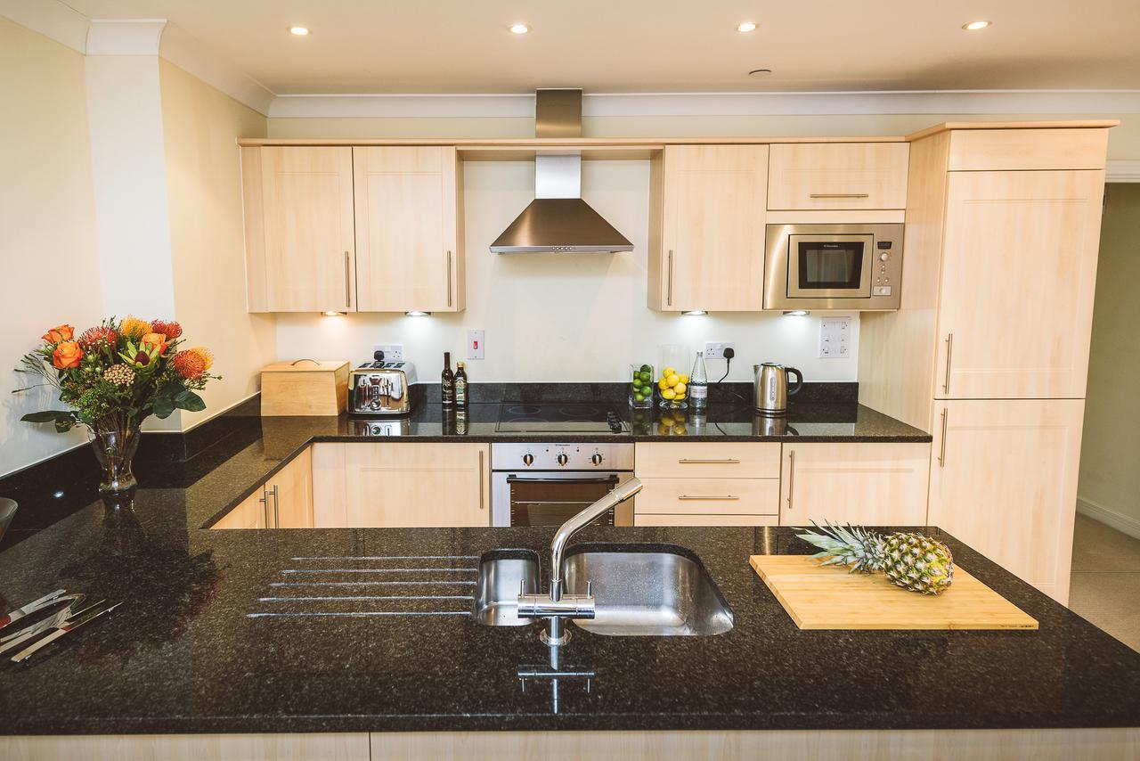 Charming Two Bedroom Apartment With Free Private Parking Leatherhead Exterior photo