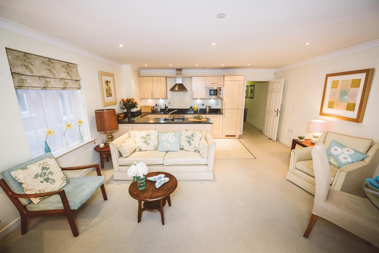 Charming Two Bedroom Apartment With Free Private Parking Leatherhead Exterior photo