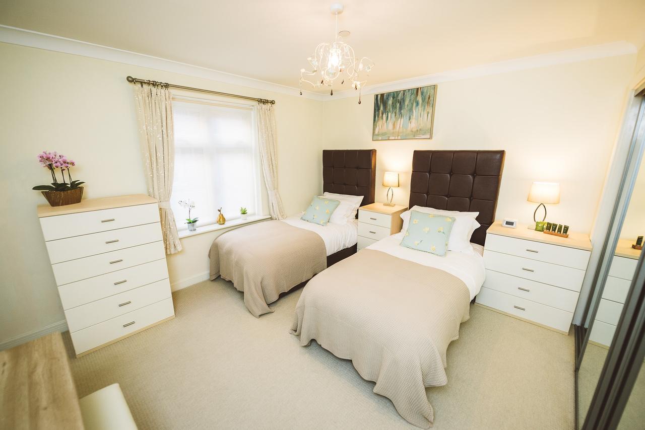 Charming Two Bedroom Apartment With Free Private Parking Leatherhead Exterior photo