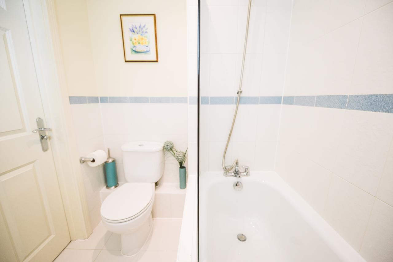 Charming Two Bedroom Apartment With Free Private Parking Leatherhead Exterior photo