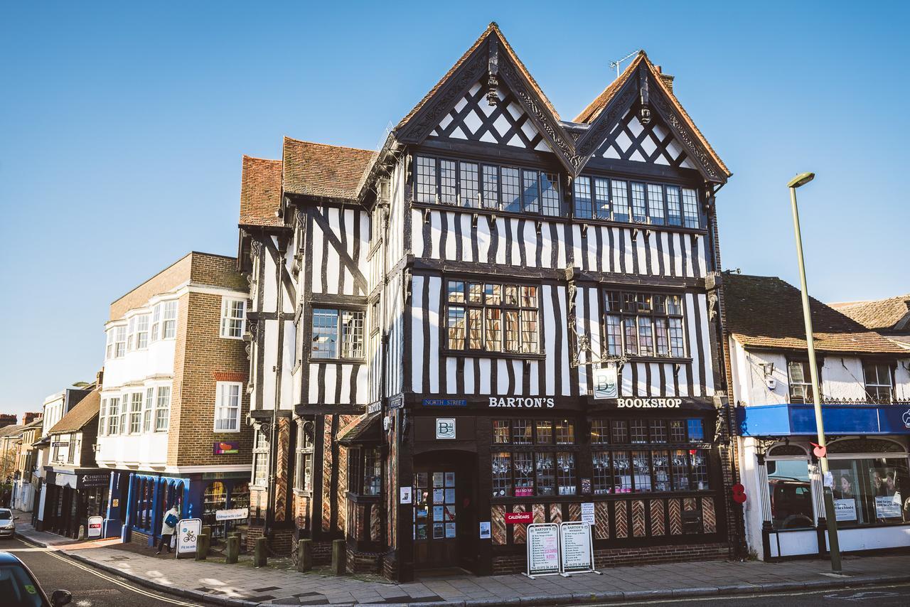 Charming Two Bedroom Apartment With Free Private Parking Leatherhead Exterior photo