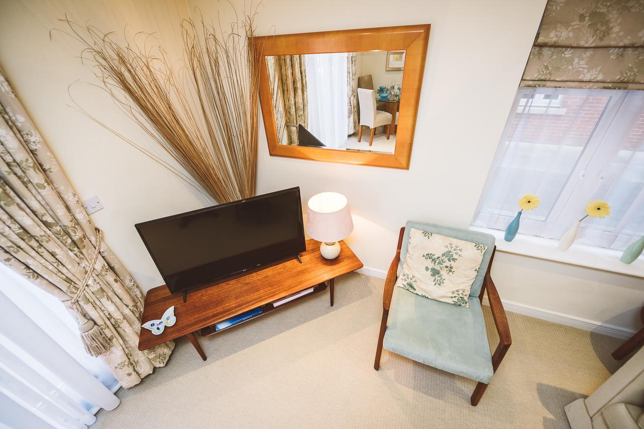 Charming Two Bedroom Apartment With Free Private Parking Leatherhead Exterior photo