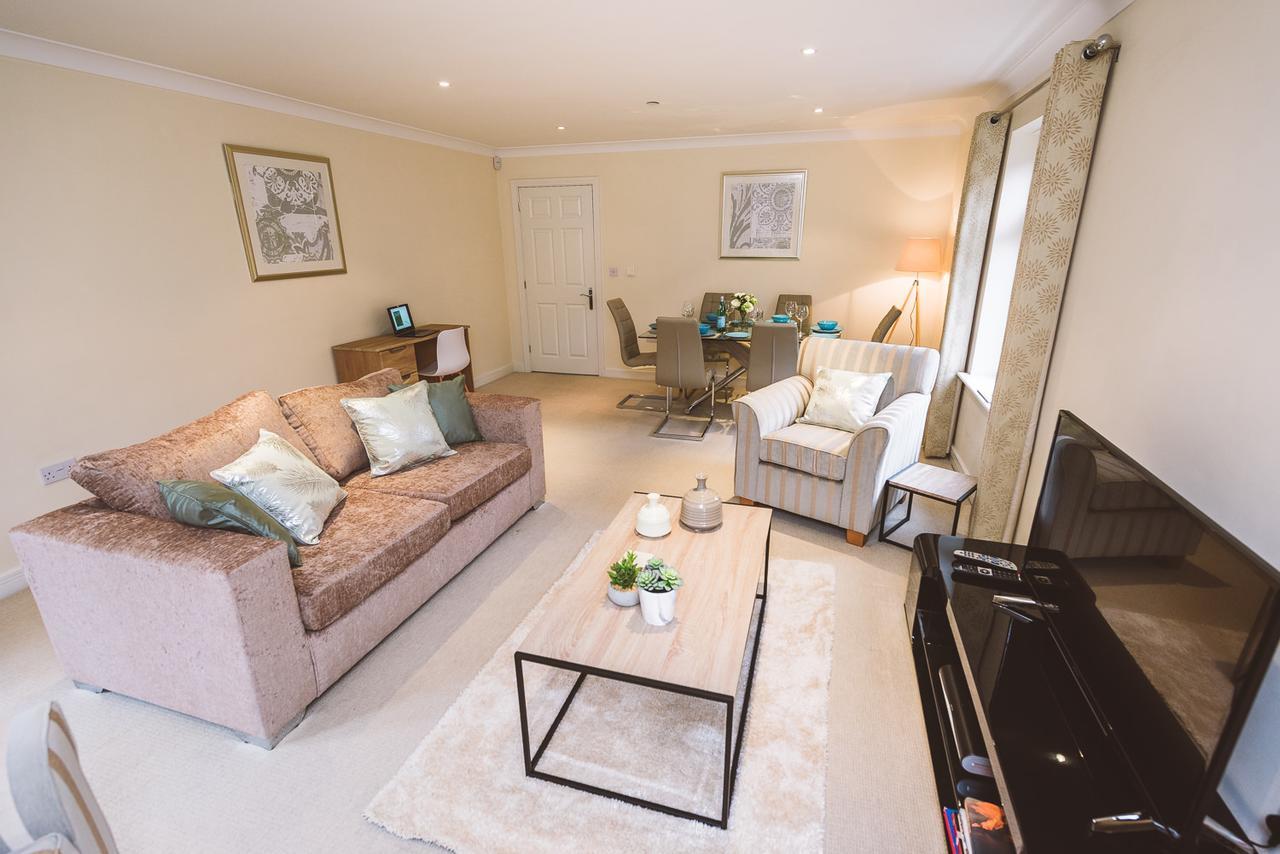 Charming Two Bedroom Apartment With Free Private Parking Leatherhead Exterior photo