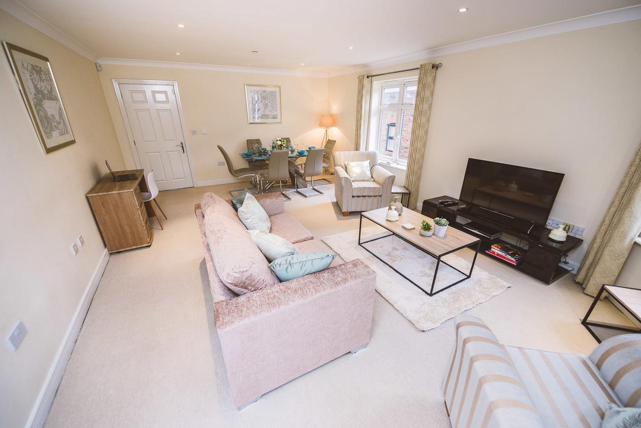 Charming Two Bedroom Apartment With Free Private Parking Leatherhead Exterior photo