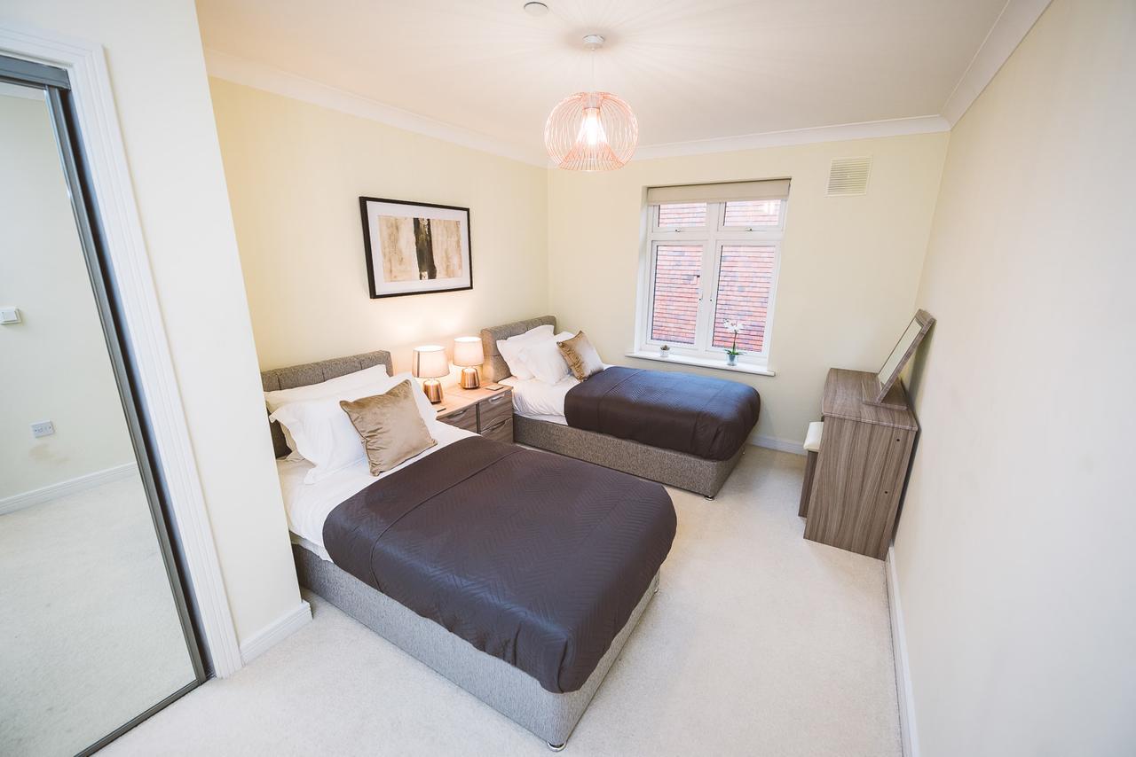 Charming Two Bedroom Apartment With Free Private Parking Leatherhead Exterior photo