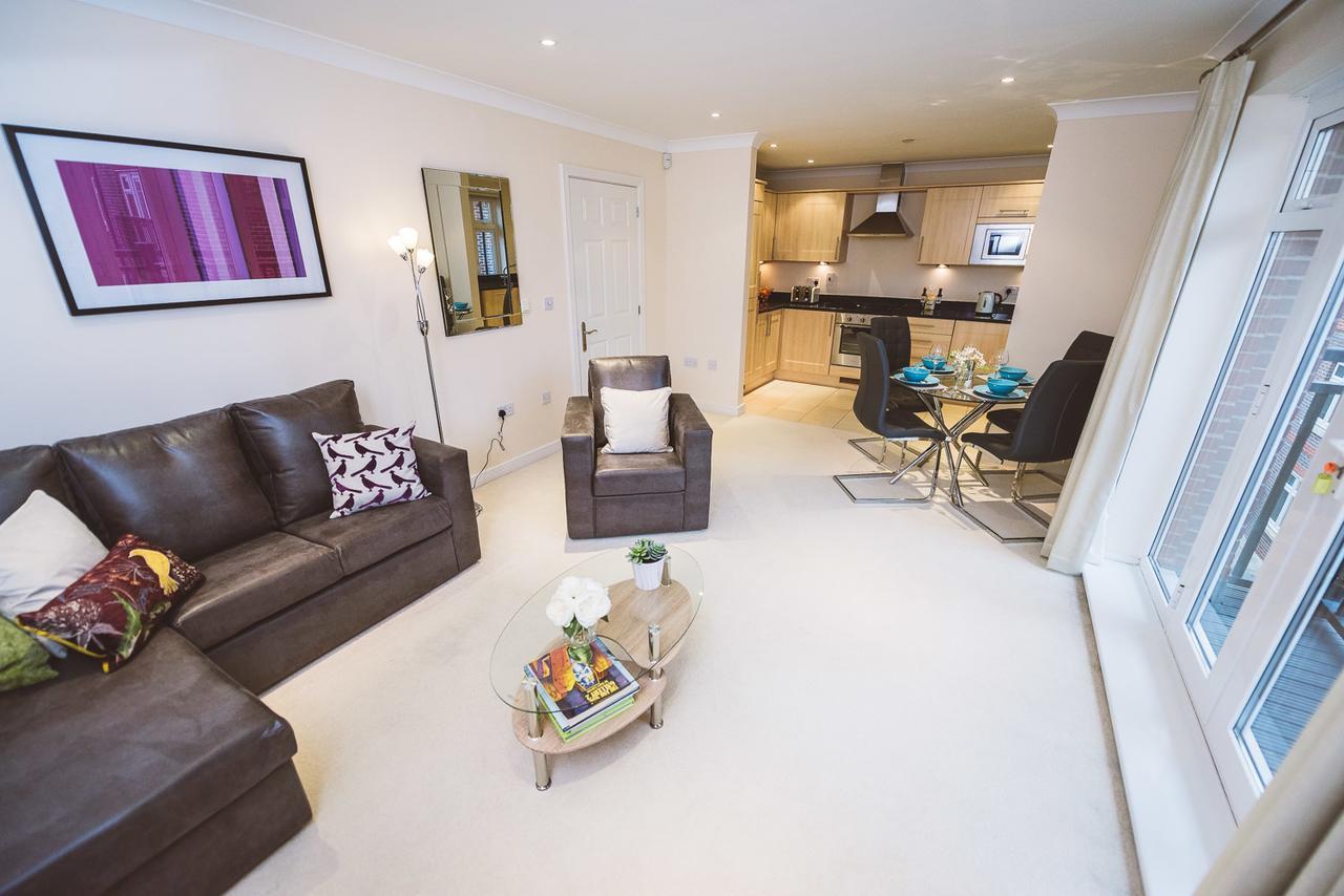 Charming Two Bedroom Apartment With Free Private Parking Leatherhead Exterior photo