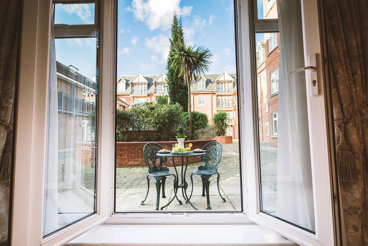 Charming Two Bedroom Apartment With Free Private Parking Leatherhead Exterior photo
