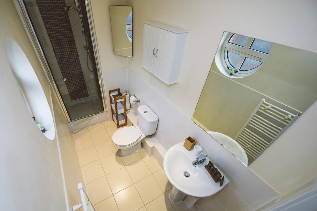 Charming Two Bedroom Apartment With Free Private Parking Leatherhead Exterior photo